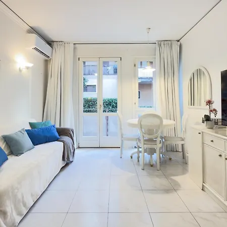 Center - Pool & Free Parking Apartment