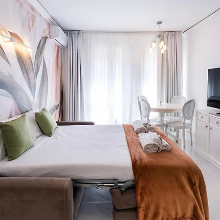 Center - Pool & Free Parking Apartment